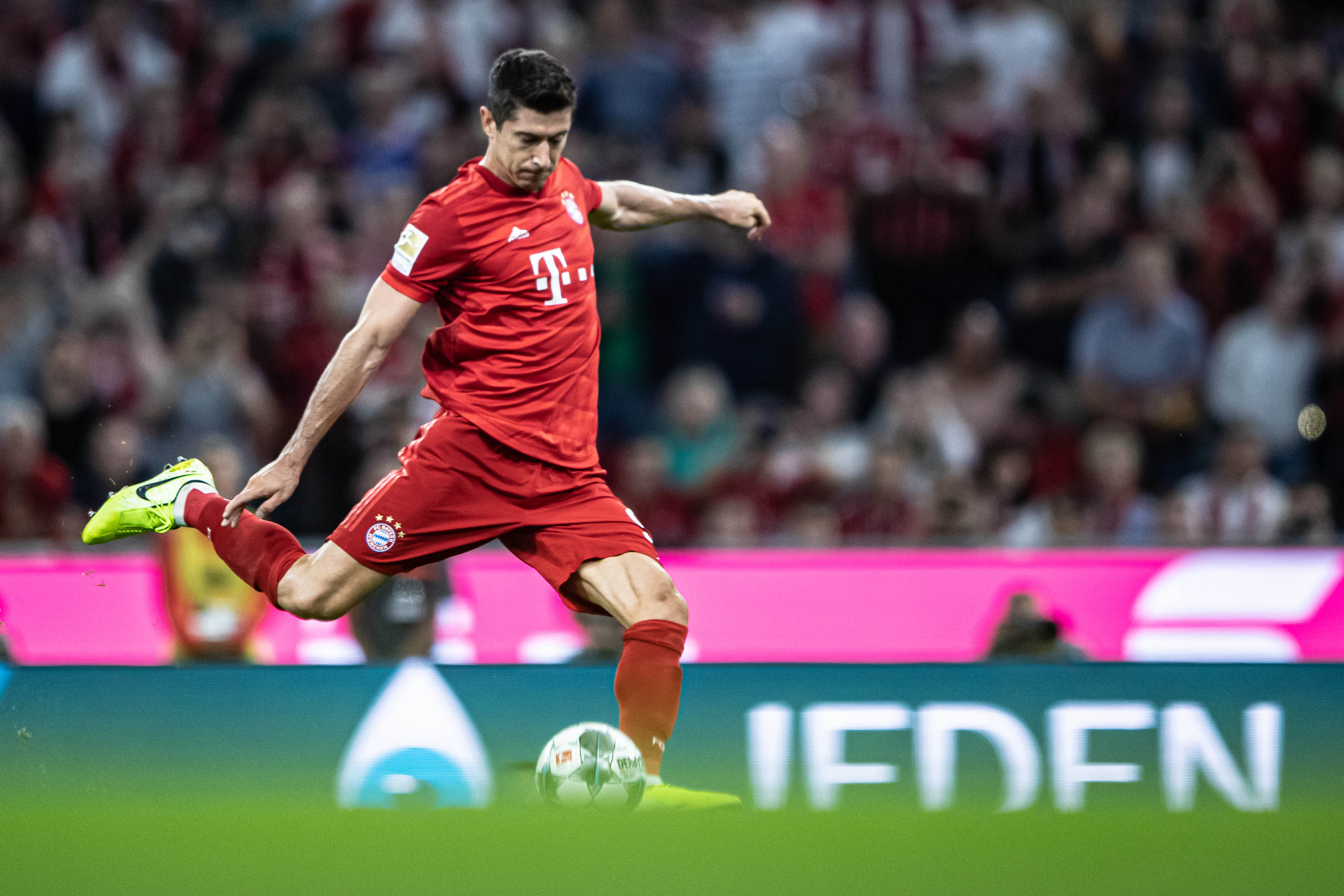 尴尬，一英格兰球迷在阿尔巴尼亚主场被旋转闸门卡住