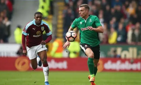 电讯报：纽卡可能无法在冬窗签下阿尔克马尔中场斯密特