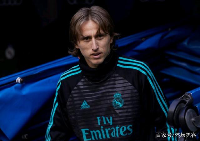 美记：恩比德右膝仍酸痛但治疗正确，他或许将缺席更久